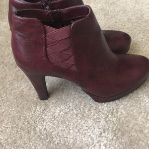 Maurice’s maroon shoes, size 9 in ladies.